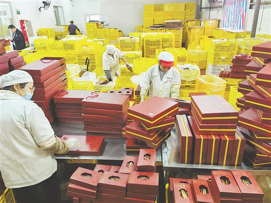 腊味生产基地一派繁忙。