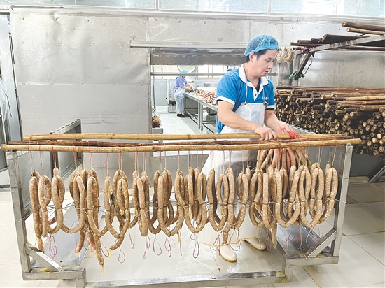 正在制作过程中的腊肠。