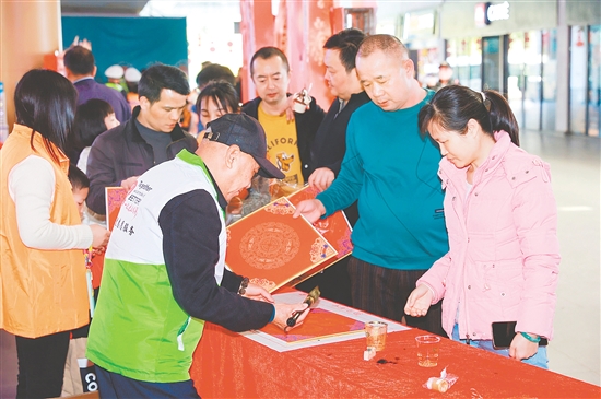 雅瑶服务区设置的传统文化体验区吸引了众多旅客驻足。