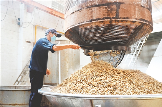 在一代代鹤城人的传承下，鹤城的花生及其制品不仅在广东小有名气，更走出国门、远销海外，成为海外乡亲喜爱的“家乡味道”。