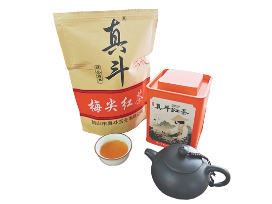 鹤山红茶茶色红润，茶汤边缘可见黄金圈，入口有甘甜蜜味。