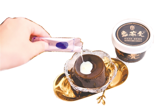 在龟苓膏中加入炼乳，既能保留龟苓膏的原有口感与回甘，又能通过炼乳的甜味与奶香减少龟苓膏的苦涩感。