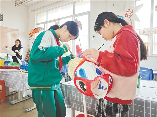 宝瑶小学乡村学校少年宫开设鱼灯制作等趣味艺术课程，让学生们在寒假也能学习艺术知识。