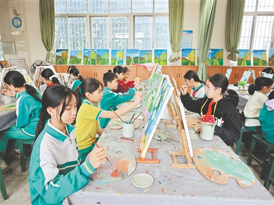 宝瑶小学结合雅瑶镇“铁夫故里”的本土文化优势，大力推进油画社团建设，邀请喜爱油画艺术的学生加入，目前社团已有成员40名。