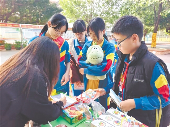 学生们用本学期积累的“荣誉积分”，兑换自己心仪的奖品。
