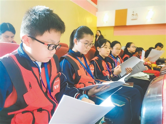 小记者们认真看报告。