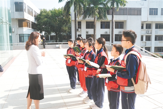 市人大代表潘美爱接受小记者采访。