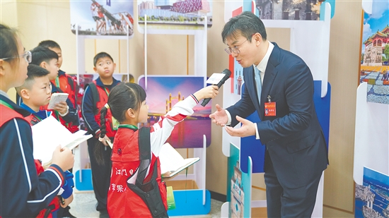 小记者童言稚语问民生。