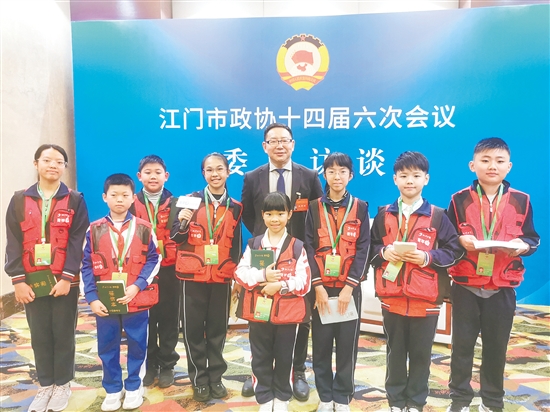 小记者们的表现获得委员点赞。