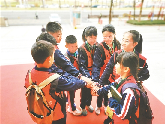 开幕大会开始前，小记者们互相加油鼓劲。