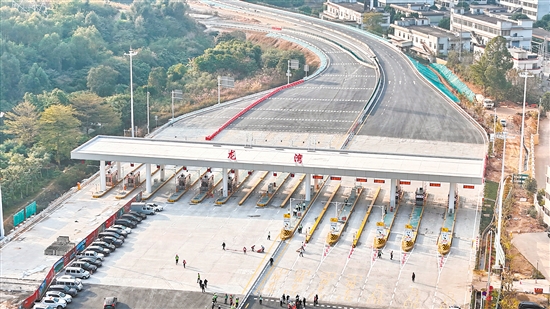 完成扩建的江鹤高速龙湾收费站。张浩洋