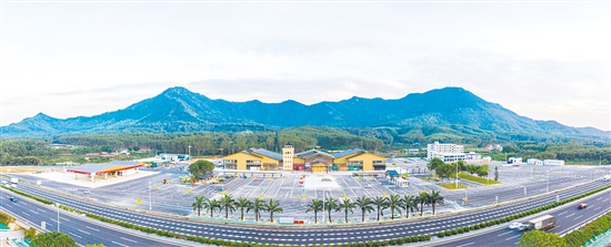 梁金山服务区。陈敏锐