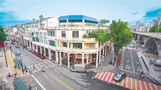 长堤历史文化街区是江门的“城市原点”，近年来持续开展保育和活化工作，塑造出融汇中西韵味、凝聚历史气息的“天然摄影棚”。随着《狂飙》等前来取景的影视作品“出圈”，这里也成了市民游客游历侨乡的热门打卡地。刘淑君