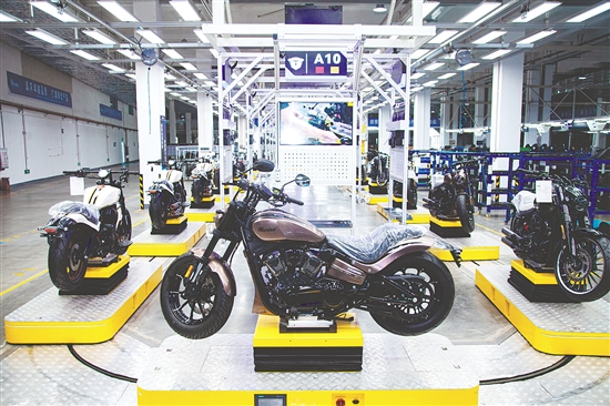 蓬江区持续推动摩托车产业集群做大做强做优，为区域经济高质量发展注入强劲动力。图为广东建雅摩托车科技有限公司打造的高端定制重型机车智造基地。李伟杰