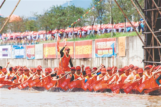 每到端午时节，天沙河各河段便会相继上演“龙舟竞渡”。河内船桨翻飞、水花四溅、锣鼓齐擂，两岸万人围观、人声鼎沸、热闹非凡，共同演绎蓬江传统龙舟文化的魅力与激情。李伟杰