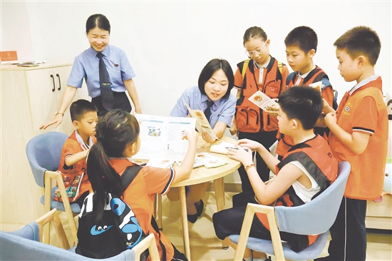 检察开放日，检察院迎来一群“小客人”，检察官为学生们答疑解惑。