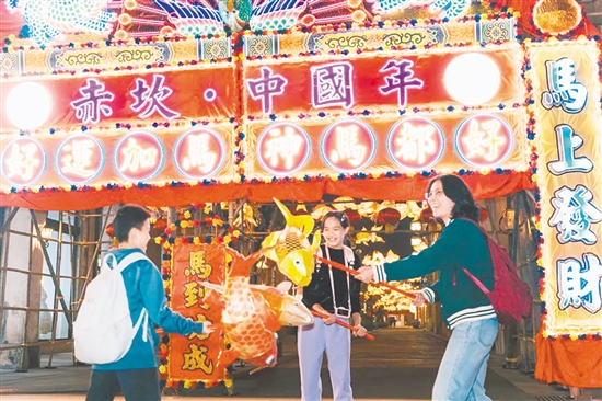 赤坎华侨古镇特邀香港团队打造的三大红色非遗花牌惊艳亮相。