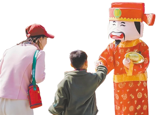春节期间，财神爷将手持金元宝现身自力村、立园、马降龙三大景区，巡游送福、派发利是，与游客合影留念。
