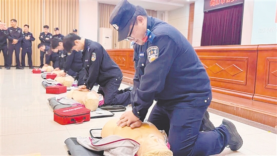 参训辅警实操交通事故创伤包扎、多人协作实施CPR与AED救援等实战技能。