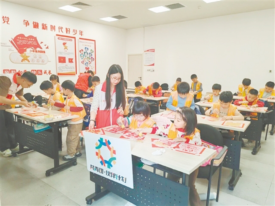 寒假爱心托管班为孩子们搭建起集学习、实践与成长于一体的综合性假期平台。