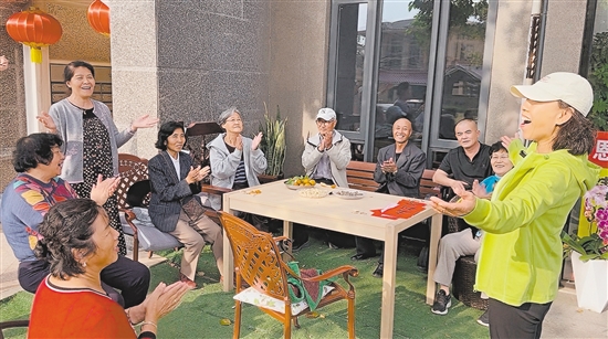 在良西泉都小区，大家围坐在一起唱歌，一同期盼着即将到来的新春佳节。