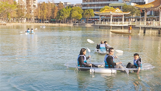 游客在透明船上近距离感受清澈湖水。