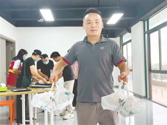 节日期间，外卖骑手、快递员仍在城市中奔跑。