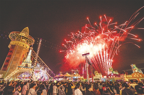 璀璨烟花秀为开平不夜城增添浓厚的节日氛围。 璀璨烟花秀为开平不夜城增添浓厚的节日氛围。