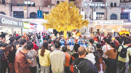 在台山市昌大昌广场举行的广东音乐快闪活动吸引众多市民游客围观。 在台山市昌大昌广场举行的广东音乐快闪活动吸引众多市民游客围观。