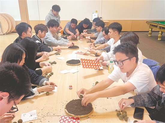 在常盛陈皮庄园，游客可以亲身参与柑普茶手作体验项目。