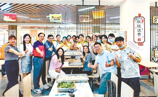 除夕夜,学校领导、老师陪新疆班学生看春晚、包饺子。 除夕夜,学校领导、老师陪新疆班学生看春晚、包饺子。