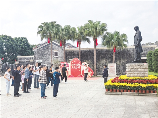 梁启超故居游人如织。