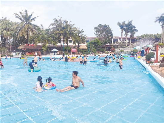 锦江温泉景区内，游客在冲浪池玩耍。