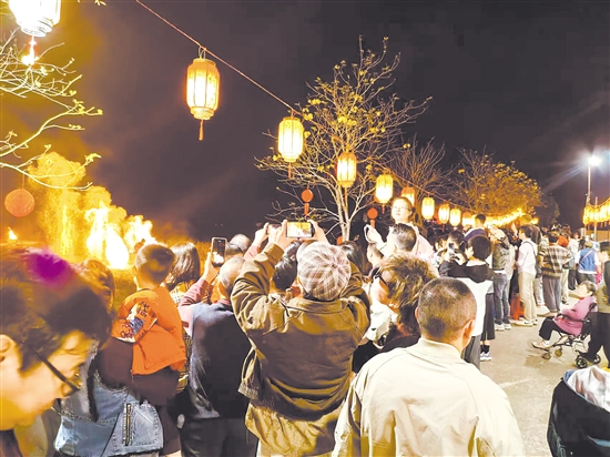 山泉湾温泉城景区举办丰富多彩的活动，吸引众多游客关注。