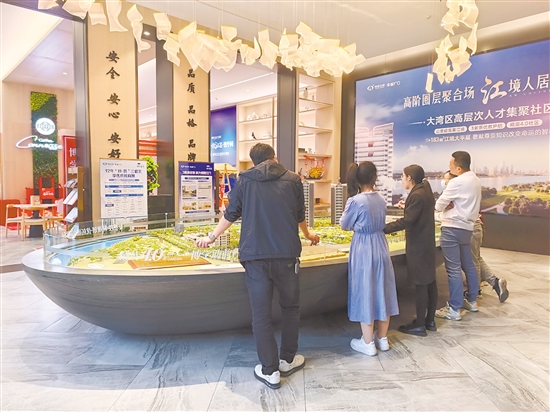 春节假期，不少市民看房、买房。