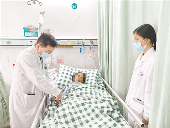 江门五邑中医院医生正在为患者进行检查。