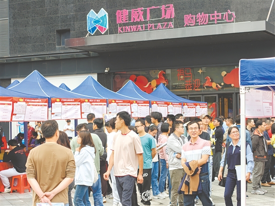 “南粤春暖”公益招聘会在江门健威广场举行，提供4000多个岗位，吸引了不少求职者。