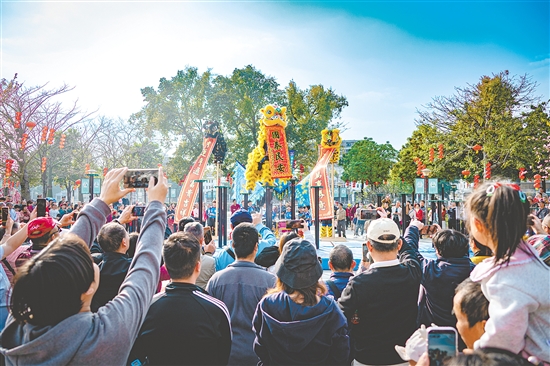 在下沙公园，高桩狮表演热闹非凡，吸引群众驻足观赏。陈宇峰