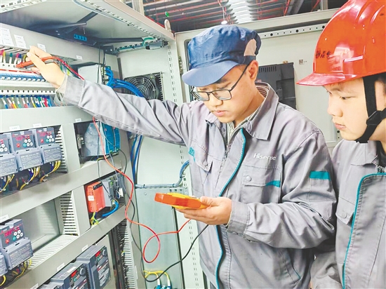 中职生进行实训。 中职生进行实训。