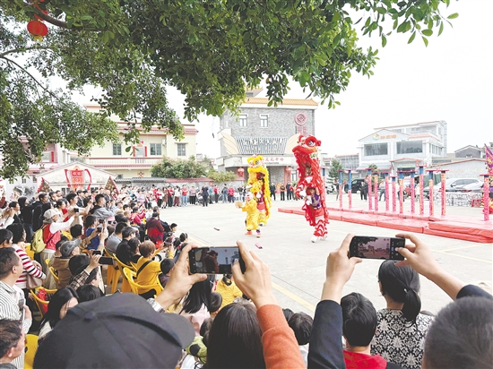 游客在崖门镇京梅村感受传统文化的独特魅力。
