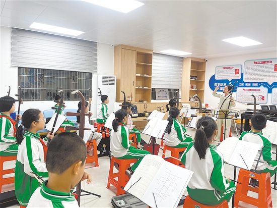 雁山社区携手“合伙人”开展二胡教学。 雁山社区携手“合伙人”开展二胡教学。