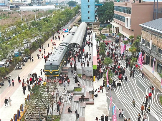 鹤山西江美岸文创园正式开放,吸引不少市民和来自广州、佛山等周边城市的游客前来探园“打卡”。 鹤山西江美岸文创园正式开放,吸引不少市民和来自广州、佛山等周边城市的游客前来探园“打卡”。