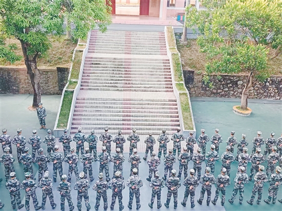 江门市明德学校通过队列训练和日常规范,培养学生的纪律意识。 江门市明德学校通过队列训练和日常规范,培养学生的纪律意识。