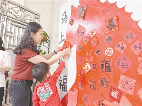 孩子们与幼儿园教师、家长一同贴“福”字。 孩子们与幼儿园教师、家长一同贴“福”字。