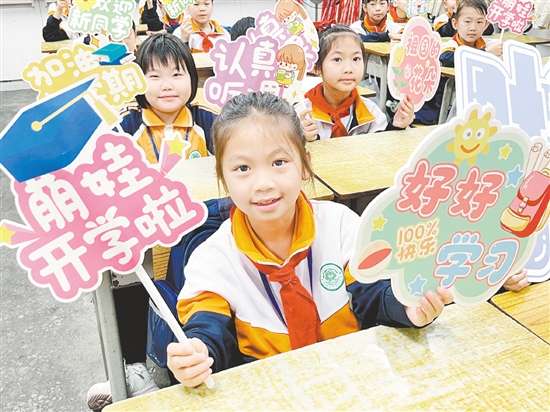 学生们活力满满地迎接新学期。 学生们活力满满地迎接新学期。