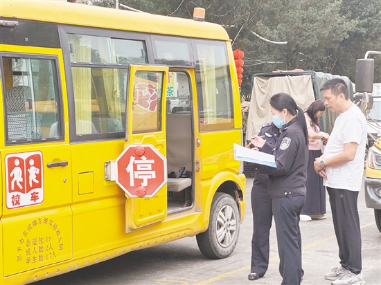 工作人员对校车进行全面细致“体检”，逐一排查硬件设施安全隐患。