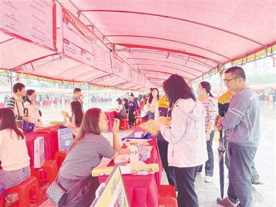 招聘会上,求职者向企业招聘人员咨询薪资待遇。 招聘会上,求职者向企业招聘人员咨询薪资待遇。