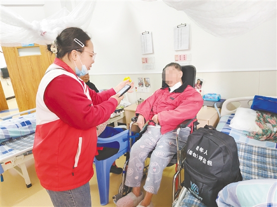 评估人员上门为老人评估身体状况。 评估人员上门为老人评估身体状况。