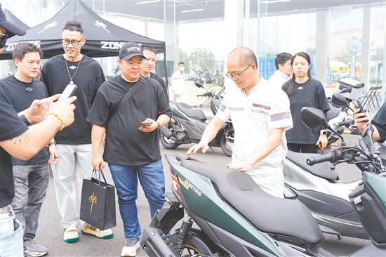 泰国经销商到大冶摩托参观、试驾摩托车。