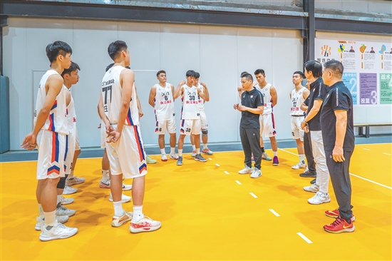 江门篮球队在进行备赛训练。